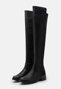 Bottes cuissardes en cuir noir avec bout arrondi, fermeture éclair latérale et design minimaliste. Talon bloc plat et détail surpiqué en haut.