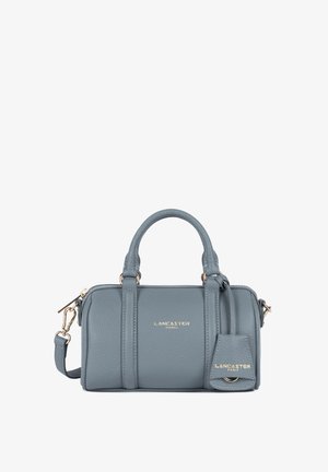 Sac à main en cuir gris avec deux poignées courtes et une bandoulière amovible. Accents en matériel doré et logo de la marque embossé. Surface texturée.