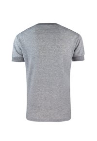 T-shirt grigio a maniche corte con collo rotondo. Il tessuto presenta un leggero motivo testurizzato; i polsini e l'orlo sono di un grigio leggermente più scuro.