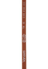 Brun lærbelte, glatt tekstur, smal form, med hvit trykt tekst som leser "Vanzetti" og produktdetaljer. 95 cm lengde, Laget i Tyskland.