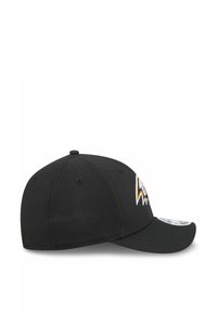 Schwarze Baseballmütze mit gebogenem Schirm, gesticktem Teamlogo in Lila und Gelb sowie Belüftungslöchern an den Seiten.