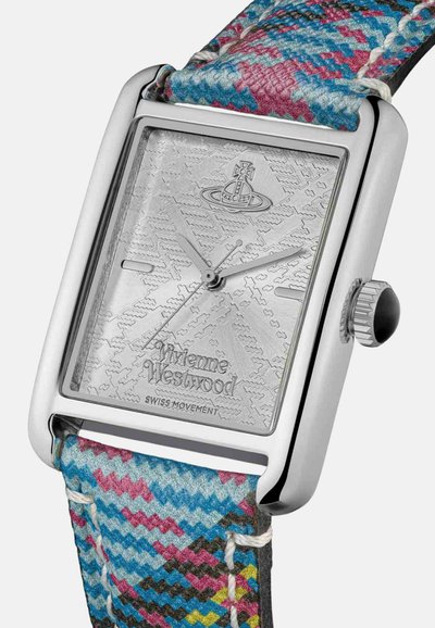 Montre rectangulaire en acier inoxydable avec un cadran argenté à motifs, une couronne noire et un bracelet tissé coloré présentant des motifs en zigzag bleu, rose et gris.