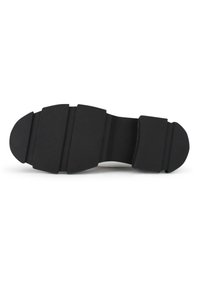 Zwarte sandaalzool met een gestructureerd oppervlak, gesegmenteerd ontwerp, ronde voorkant en platte achterkant voor stabiliteit en grip.