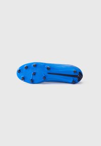 Blauer Fußballschuh mit einer strukturierten Oberfläche, ausgestattet mit sechs schwarzen Stollen für Grip und einem aerodynamischen Design. Nur Unteransicht.