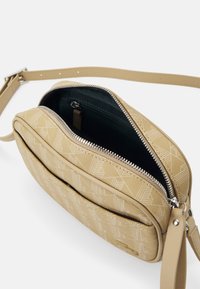 Lacoste DAILY LIFESTYLE SEASONAL - Mala a tiracolo - viennois beige