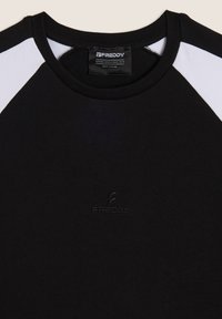 Felpa nera con maniche raglan bianche, scollo rotondo e logo "FREDDY" in rilievo sulla parte anteriore. Tessuto morbido, design casual.