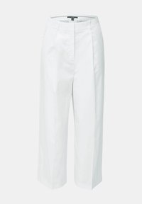 Pantalon blanc à taille haute, jambes larges et coupé au-dessus de la cheville, avec passants de ceinture et plis avant, présenté sur un fond clair uni.