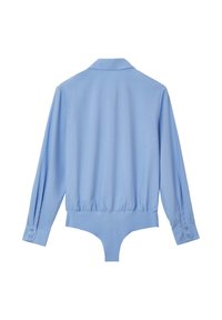 Helles blaues Langarm-Bodysuit mit einem Knopfkragen, tailliertem Schnitt und Druckknopfverschluss am Boden. Glattes Gewebe mit knöpfbaren Manschetten.