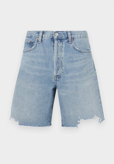 Shorts en denim bleu clair taille haute, avec un ourlet effiloché, deux poches avant et un design classique à cinq poches.