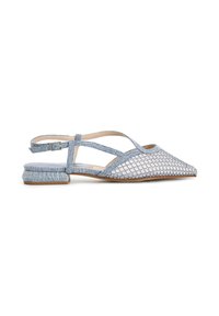 Zapatos slingback de color azul claro con punta afilada, diseño de malla, tacón bajo y correas decorativas. Tela texturizada con acabado suave.
