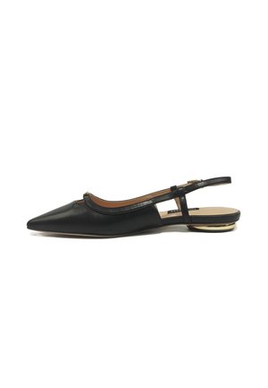 Čierne ploché topánky s ostrou špičkou a otvoreným pätovým závesom, tenkým remienkom okolo členku a nízkym podpätkom s pozláteným detailom.