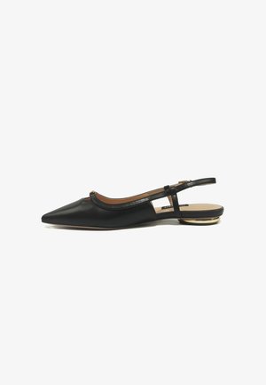 Schwarzer Slingback-Flachschuh mit spitz zulaufender Kappe, dünnem Knöchelriemen und niedrigem Absatz mit goldenem Akzent.