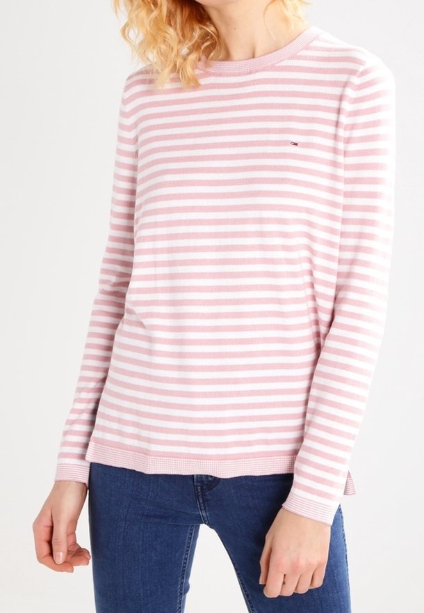 Ljusrosa och vit randig långärmad tröja med rund halsringning. Har ribbade ärmslut och nederkant, samt en liten logotyp på bröstet.