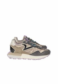 Sneaker leggere in beige e grigio con una finitura satinata, dettagli testurizzati, lacci colorati e una suola spessa maculata di viola.