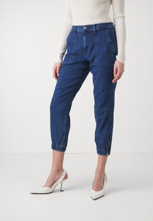 Denimbroek in donkerblauw, met een relaxed fit, elastische boorden aan de onderkant, meerdere voorzakken en een zijritsdetail.
