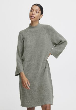 Strickkleid in Olivgrün mit hohem Ausschnitt, 3/4-langen Ärmeln und entspannter Passform, ausgestattet mit einer weichen Textur und einem dezenten Saum.