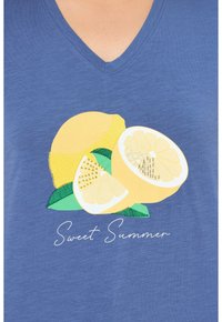 Modrá v-neck tričko s vyšívanými žlutými citrony a zelenými listy, s textem "Sweet Summer" v bílé kurzívě.