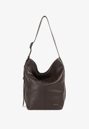 Braune Leder-Schultertasche mit geschwungener Form. Verfügt über eine glatte Textur und ein dezentes goldenes Logo am unteren Rand. Verstellbarer Riemen inklusive.