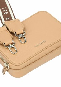 Tasche aus genarbtem Leder mit Doppelklemmen und einem Reißverschluss in Silberoptik; verfügt über ein vorn eingeprägtes Logo und einen gestreiften verstellbaren Riemen.