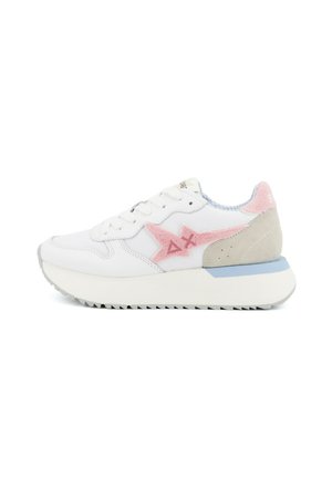 Witte sneaker met een roze sterlogo, beige en blauwe accenten, dikke witte zool, veterontwerp en geruit binnenwerk, zijaanzicht.