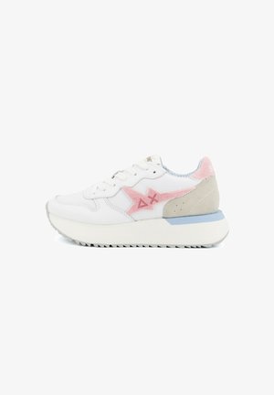 Witte sneaker met een roze sterlogo, beige en blauwe accenten, dikke witte zool, veterontwerp en geruit binnenwerk, zijaanzicht.