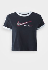 Černé zkrácené tričko s krátkými rukávy, s světle modrým žebrovaným límečkem a manžetami, s červeným kostkovaným logem Nike na přední straně.