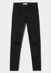 Pantalones ajustados negros de mezclilla, con dos parches desgastados en las rodillas y un diseño estándar de cinco bolsillos con cierre de botón.