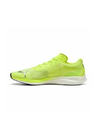 Zapatilla de correr de un brillante color amarillo con un diseño ligero, parte superior texturizada, forma estrecha y una suela blanca con detalles en negro y marca.
