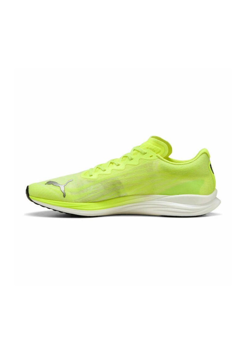 Zapatilla de correr de un brillante color amarillo con un diseño ligero, parte superior texturizada, forma estrecha y una suela blanca con detalles en negro y marca.