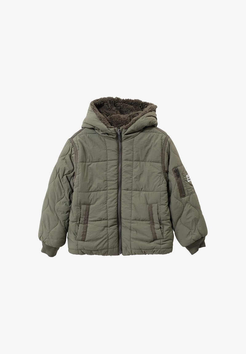 Chaqueta acolchada de color verde oliva con cierre de cremallera en la parte delantera, capucha forrada de forro polar marrón y dos bolsillos laterales. Presenta puños acanalados y un bolsillo lateral con cremallera.