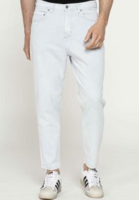 Jeans in denim blu chiaro con una vestibilità slim e una caviglia leggermente affusolata. Presenta un classico styling a cinque tasche e dettagli in hardware argentato.