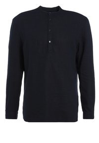 Camicia a maniche lunghe di un blu navy scuro, realizzata in un tessuto morbido, con scollatura rotonda, patta con bottoni e superficie leggermente testurizzata.