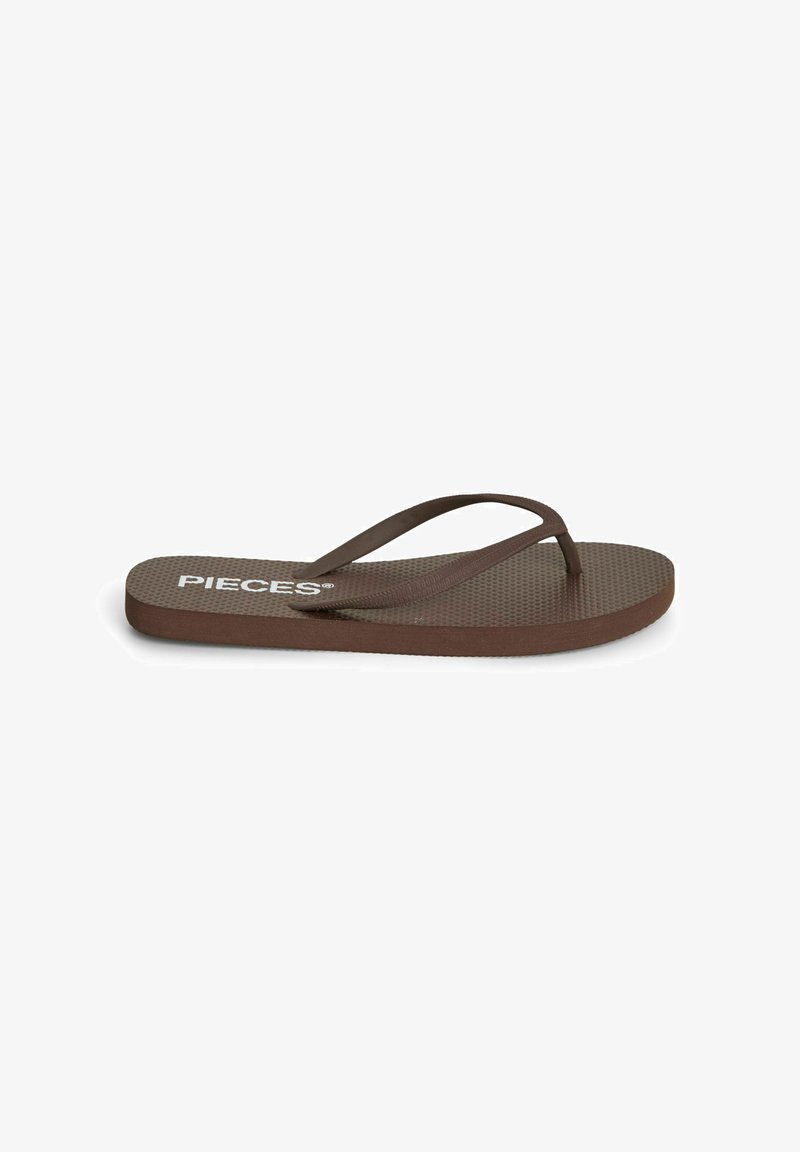 Sandale tong en caoutchouc marron avec semelle texturée et bride entre les orteils, avec le logo "PIECES" sur la semelle intérieure.