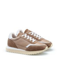 Sneakers con un mix di suede marrone chiaro e pelle, lacci bianchi e una suola in gomma color crema con un motivo testurizzato.