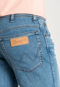 Wrangler TEXAS  - Calças de ganga de perna direita - the story