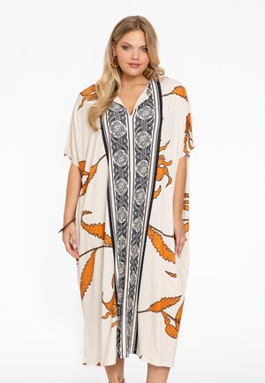 Kimono jurk in crème met oranje bladerenpatronen en een centraal zwart ontwerp. Beschikt over een V-hals en korte mouwen voor een relaxte pasvorm.