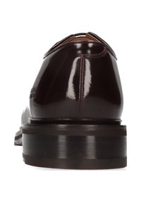 Scarpe in pelle bordeaux con finitura lucida, punta tondeggiante e tacco nero impilato. Presentano cuciture dettagliate sulla parte superiore.