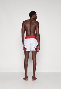 Venum INFERNO 2.0 MUAY THAI SHORTS - Sportiniai šortai - snow white/red