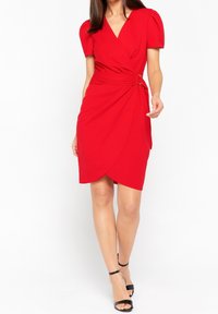 Rotes Wickelkleid mit kurzen Puffärmeln, tailliertem Bund mit metallischem Detail und einem knielangen Saum. Glattes Material mit einer figurbetonten Silhouette.
