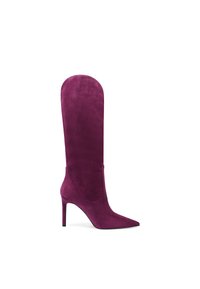 Stivale alto in suede viola con tacco a spillo e punta affusolata. Il design presenta una texture liscia e linee eleganti.