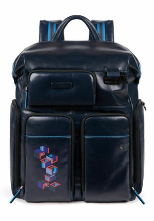 Zaino in pelle blu navy con doppie spalline, tasche frontali con zip e un design grafico in blu e rosso sulla tasca anteriore inferiore.