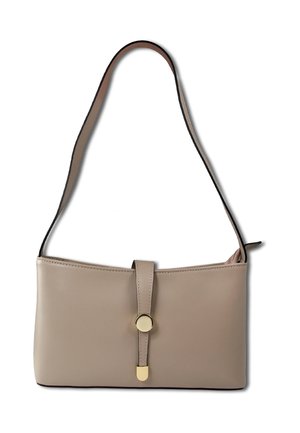Beige rechthoekige schoudertas met een enkele riem, voorste riem met gouden ronde en rechthoekige accenten, glad leren textuur.