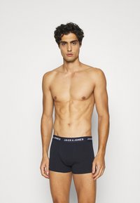 Boxers en coton bleu marine avec une coupe ajustée, dotés d'une ceinture élastique avec logo et d'une texture lisse.