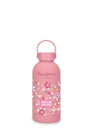 Botella de agua metálica rosa con patrón floral, logotipo de "Pepe Jeans London" y una bandera británica rosa cerca de la base, con un asa en forma de lazo en la tapa.