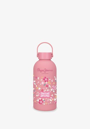 Botella de agua metálica rosa con patrón floral, logotipo de "Pepe Jeans London" y una bandera británica rosa cerca de la base, con un asa en forma de lazo en la tapa.
