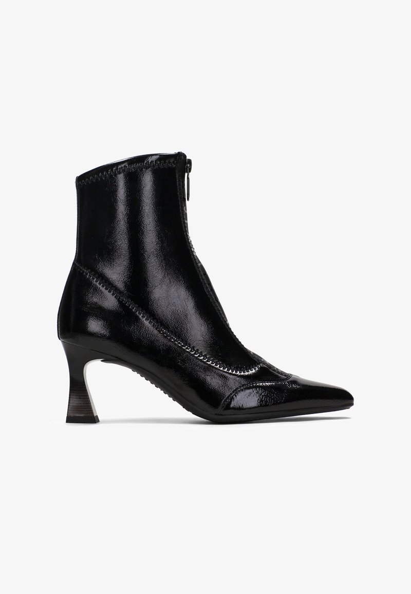 Stivale alla caviglia in pelle nera con punta affusolata, finitura lucida e tacco basso a blocco. Presenta una zip laterale e cuciture decorative lungo le cuciture.