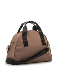 Sac en nylon marron de forme arrondie, avec deux poignées courtes et une bandoulière amovible. Il possède une fermeture éclair et des accents en logo noir.