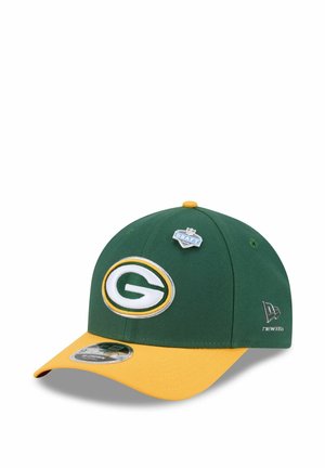 Grün-gelbe Green Bay Packers Cap mit weißem "G"-Logo, NFL Draft 2024 Anstecker und New Era Logo an der Seite.