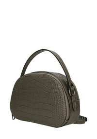 Borsa in ecopelle grigia con texture a coccodrillo, forma rotonda, manico superiore e chiusura con zip. Presenta una tracolla regolabile.