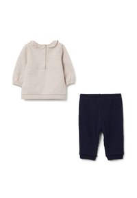 Lichtgrijze langemouwen top met ruches kraag en drie knopen, gecombineerd met marineblauwe geribde gebreide broek.